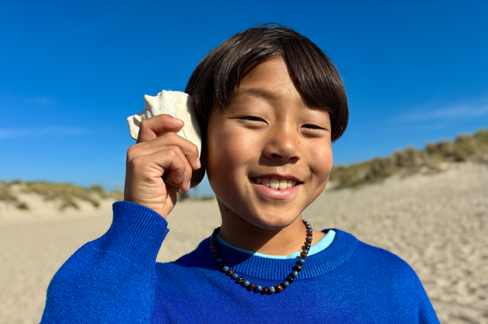 Una foto scattata con la fotocamera Fusion da 48MP, funzione ritratti di nuova generazione in uso, con il volto di una persona messo a fuoco