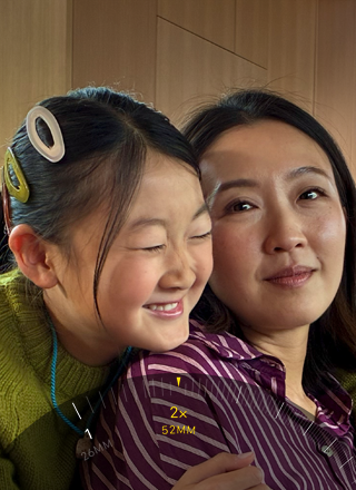 Teleobiettivo 2x in uso, con zoom su una montagna coperta di alberi e vegetazione