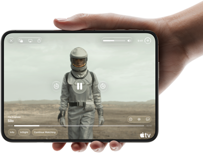 iPhone Duo, tenuto con una mano in orizzontale, completamente aperto; il display interno mostra la serie “Silo” di Apple TV