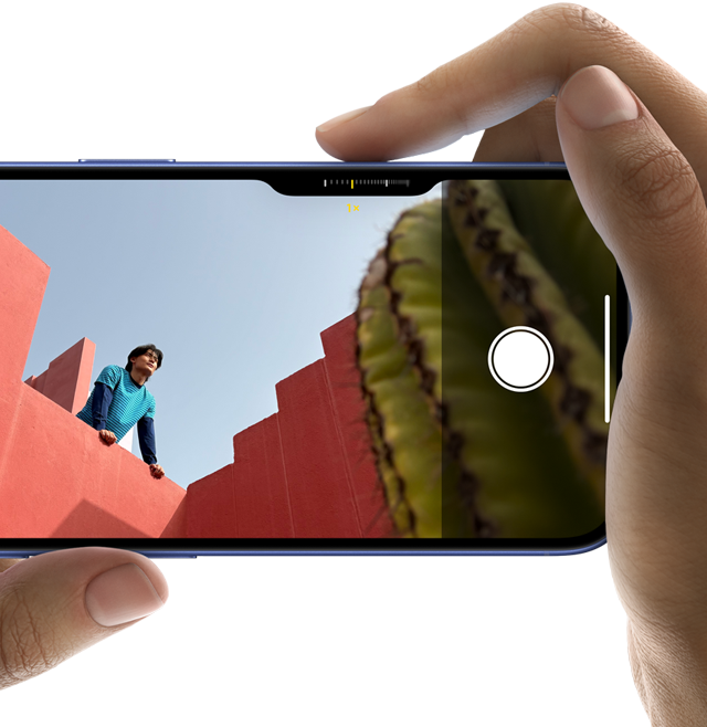 Un iPhone 16 Pro con il Controllo fotocamera; il dito destro dell’utente scorre lungo il bordo del telefono per regolare la profondità di campo