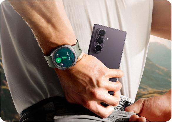 Mano con al polso Galaxy Watch Ultra2 tiene in mano Galaxy Z Fold8 Ultra, per esprimere l'idea di ecosistema Galaxy.